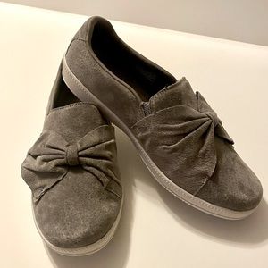 skechers jersey bow slip on shoes